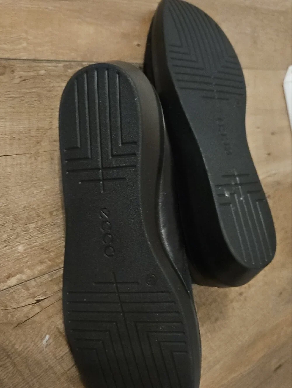 Ecco sleek slip